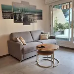 Grand Avec Terrasse Pres De La Apartman *